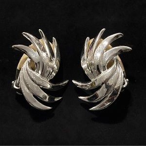 ✨Elegant Signed Vintage Silver-tone Earrings